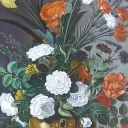 Kwiaty w wazonie i kryształowe naczynie